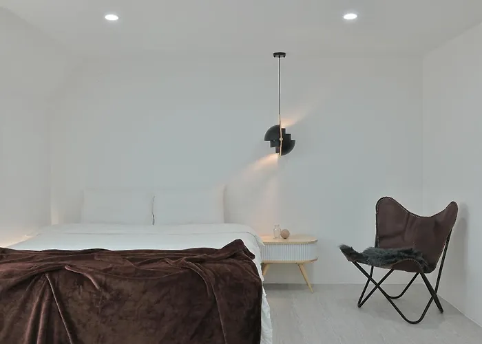 Pensión 3room+2bath Hongdae 165sqm 4*